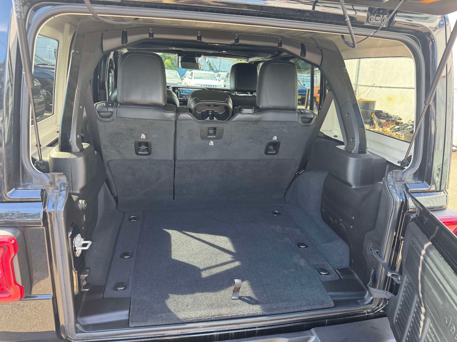 Used 2024 Jeep Wrangler Unlimited Sahara AWD/4WD image 15