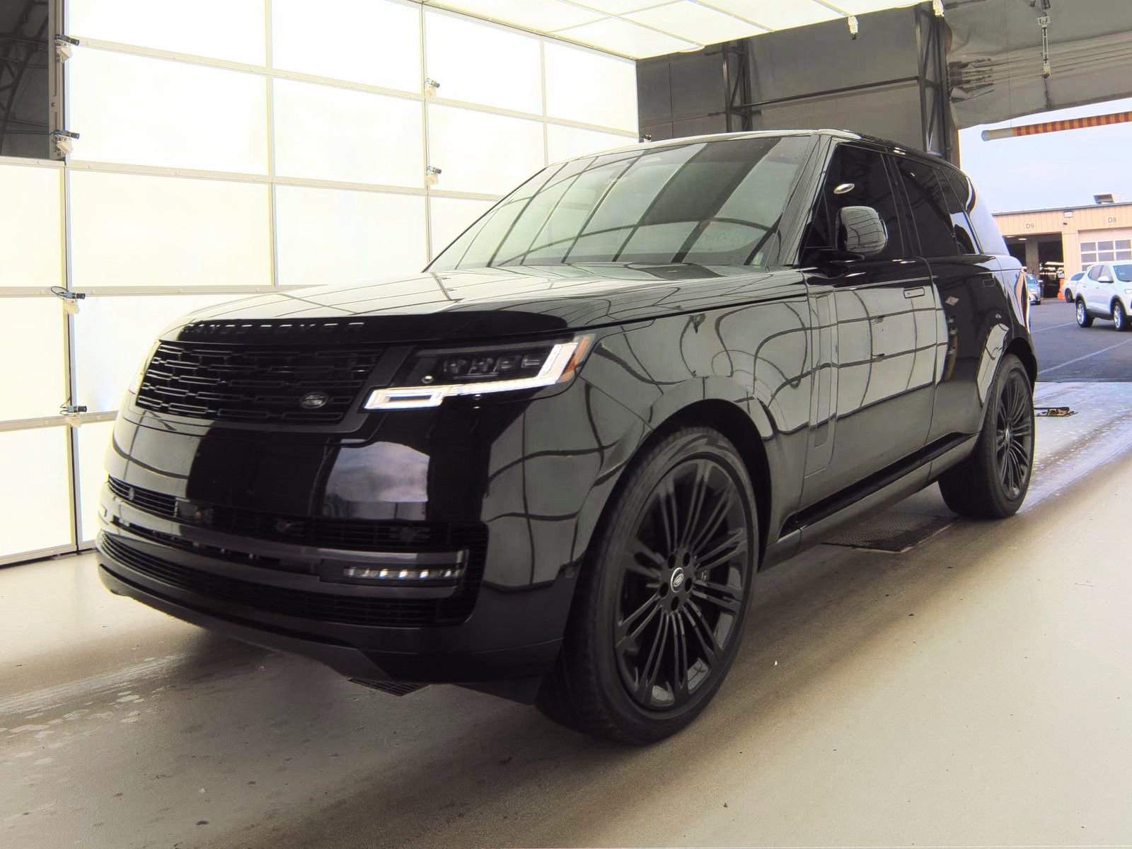 Used 2024 Land Rover Range Rover SE image 2