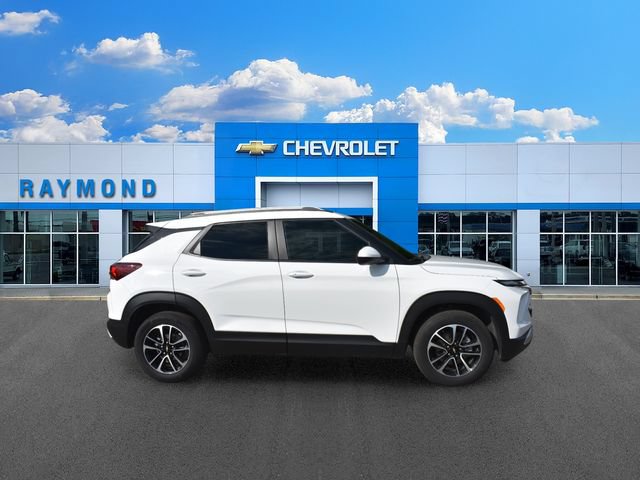 Used 2025 Chevrolet TrailBlazer LT w/ LT Cold Weather Package FWD image 2