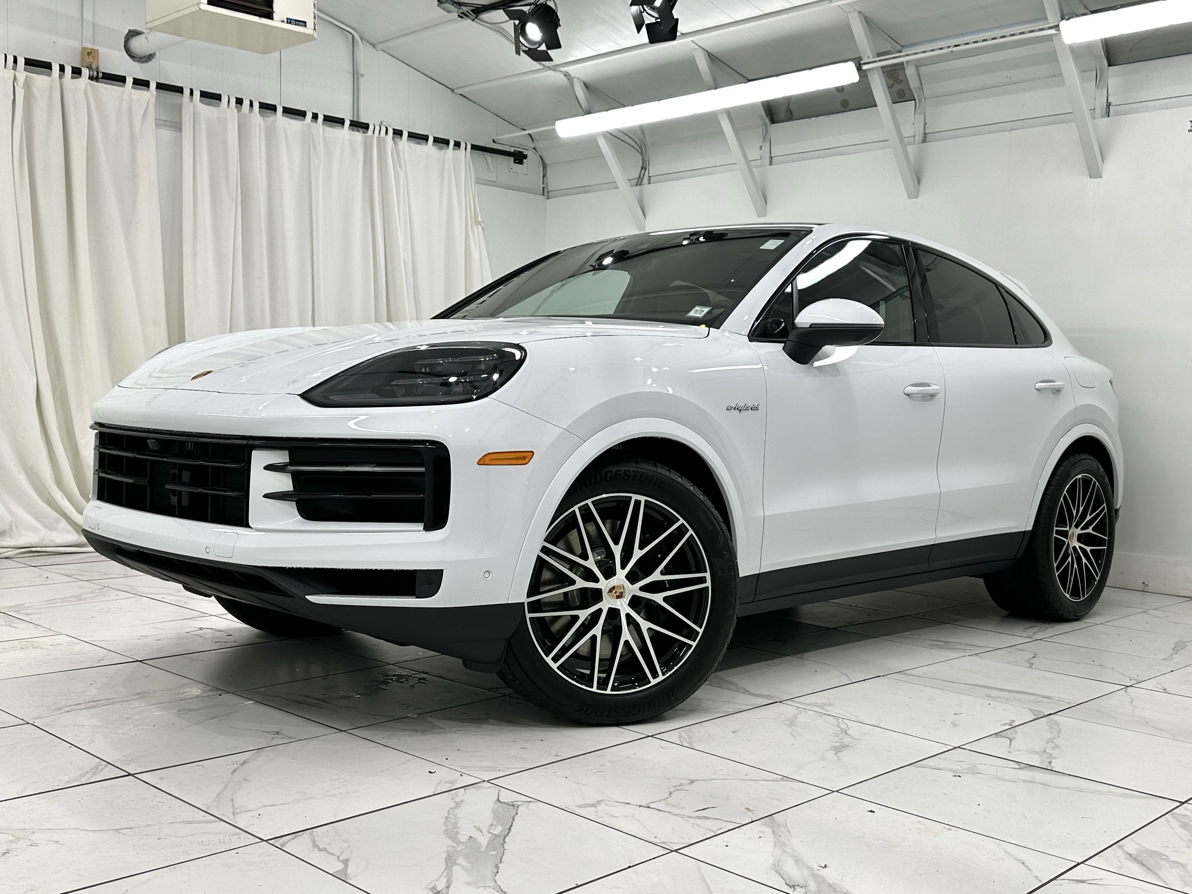 Used 2025 Porsche Cayenne E-Hybrid Coupe AWD/4WD image 6