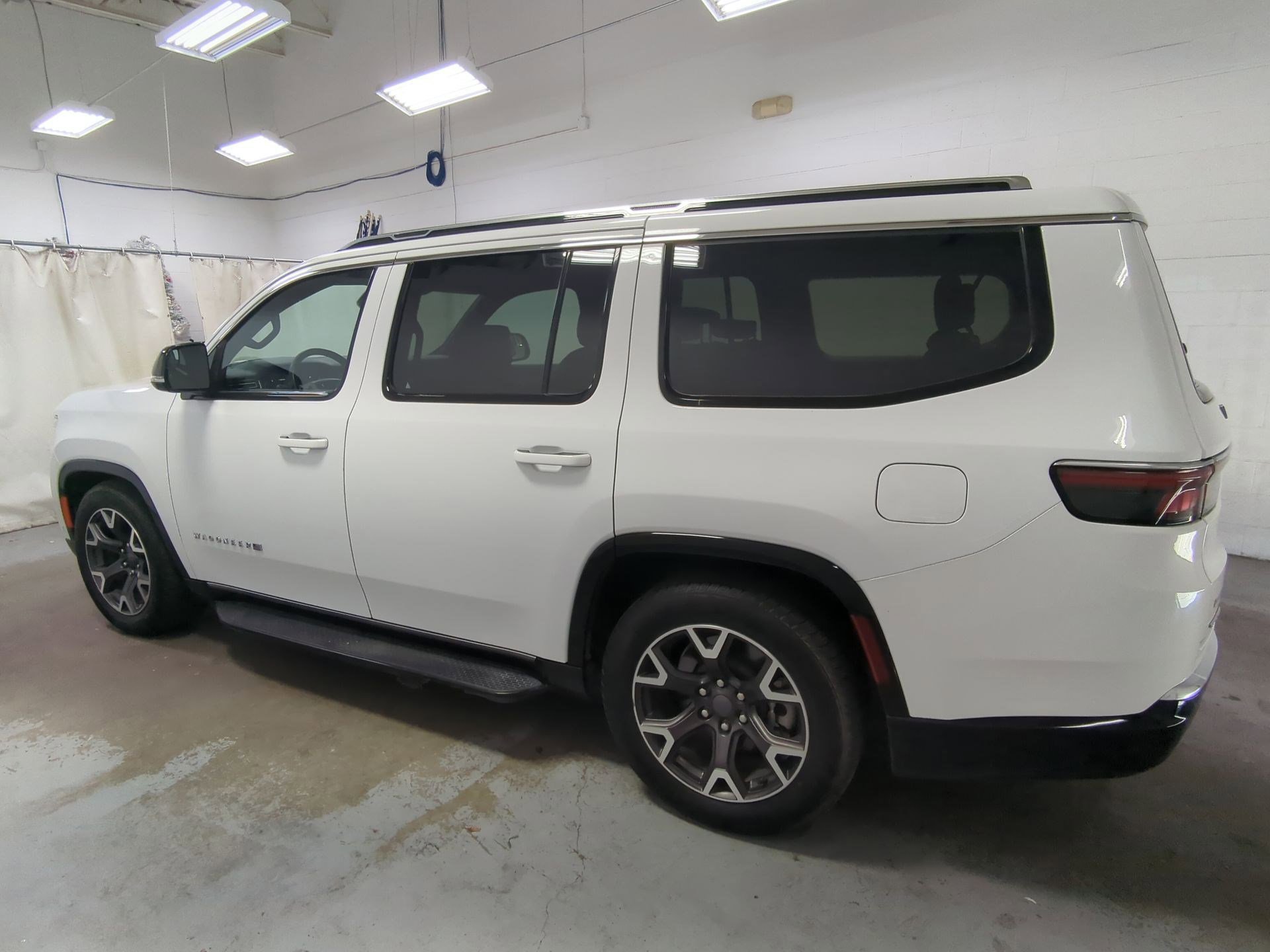 Used 2023 Jeep Wagoneer Series III w/ Preferred Equipment Group image 9