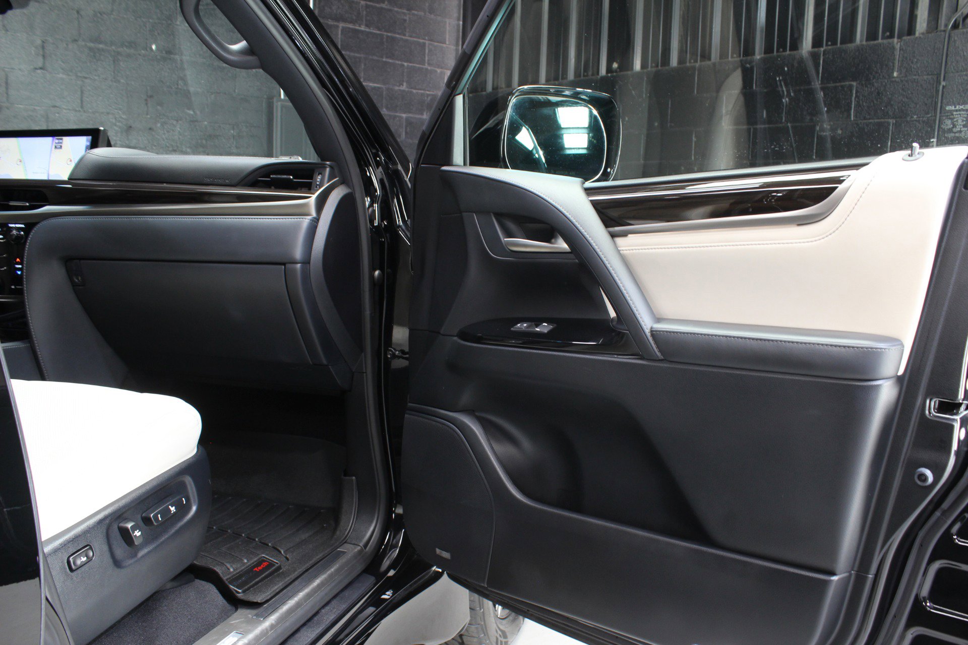 Used 2019 Lexus LX 570 Three-Row Inspiration Series w w/ Inspiration Series image 24