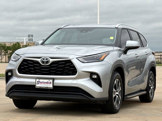 Used 2024 Toyota Highlander XLE AWD/4WD image 3