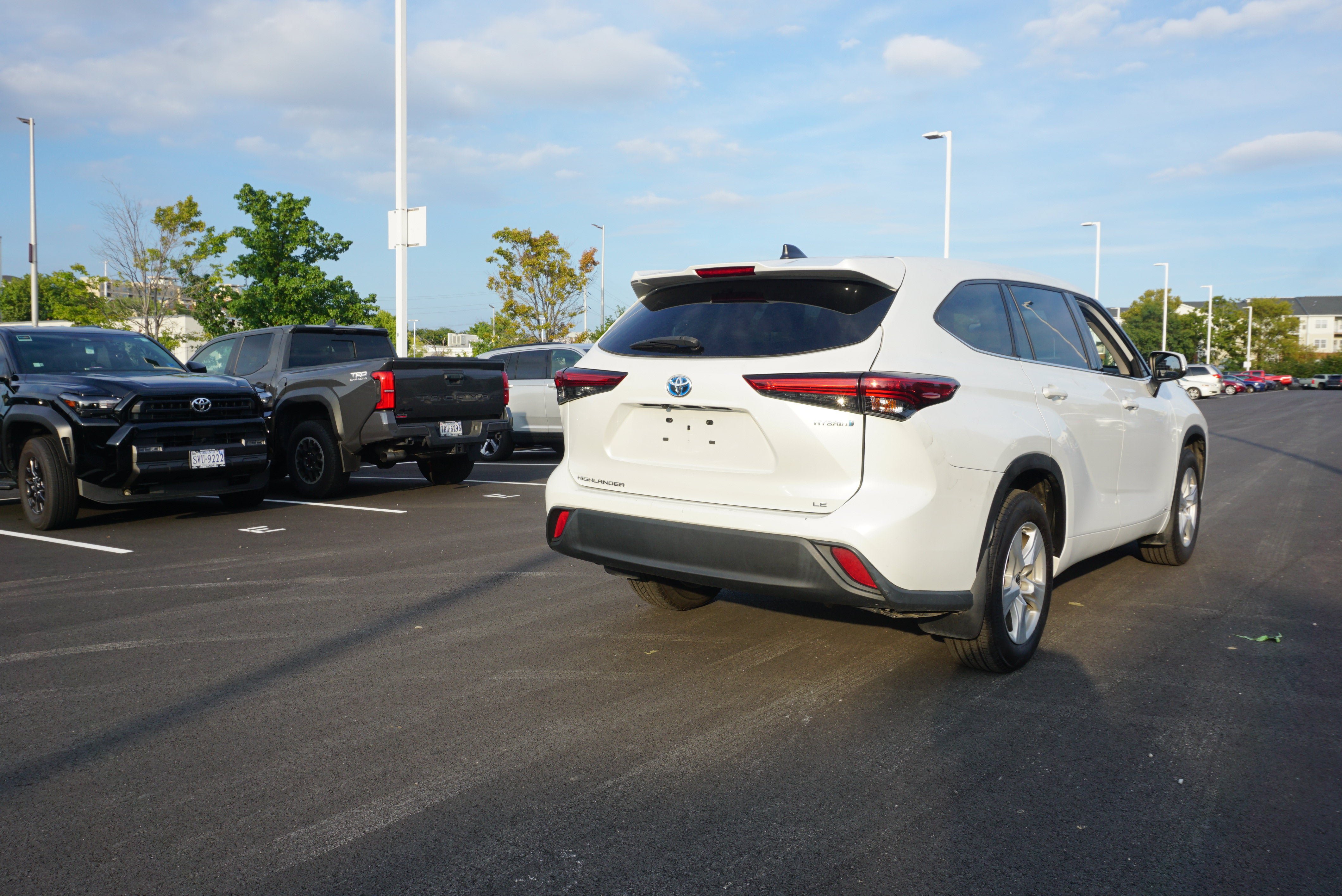 Used 2022 Toyota Highlander LE AWD/4WD image 4