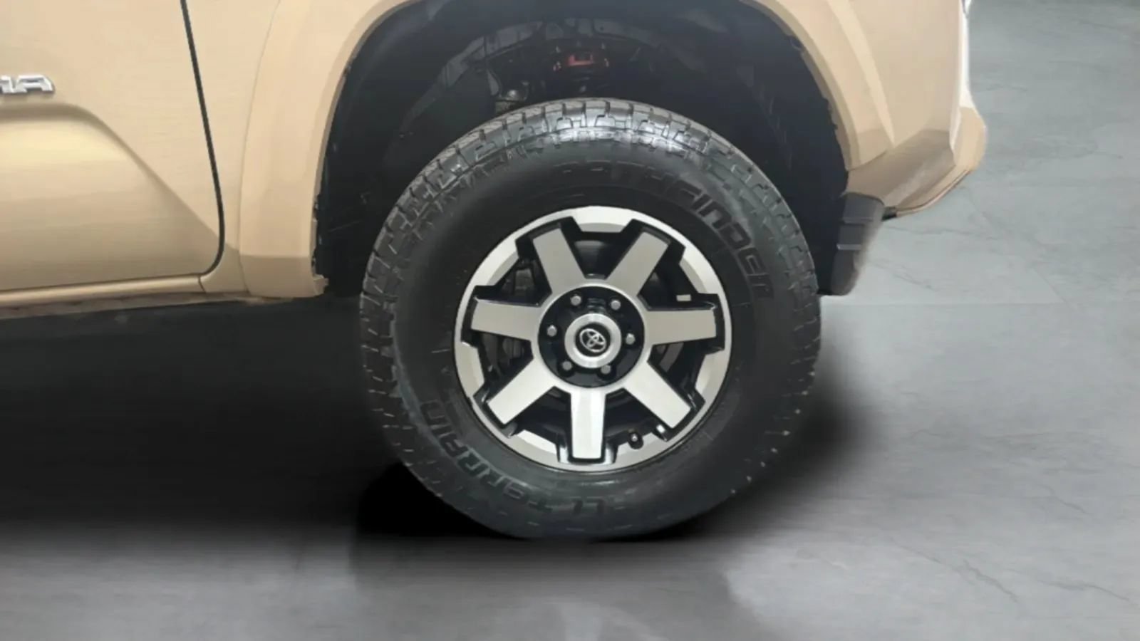 Used 2017 Toyota Tacoma Limited w/ Tow Package RWD image 27