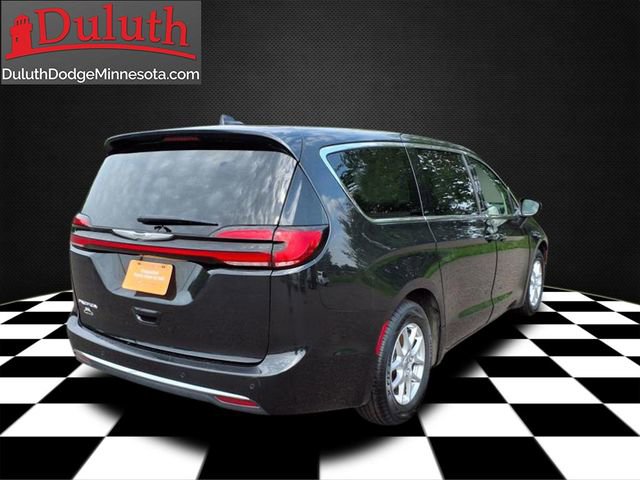 Used 2023 Chrysler Pacifica Touring-L FWD image 3