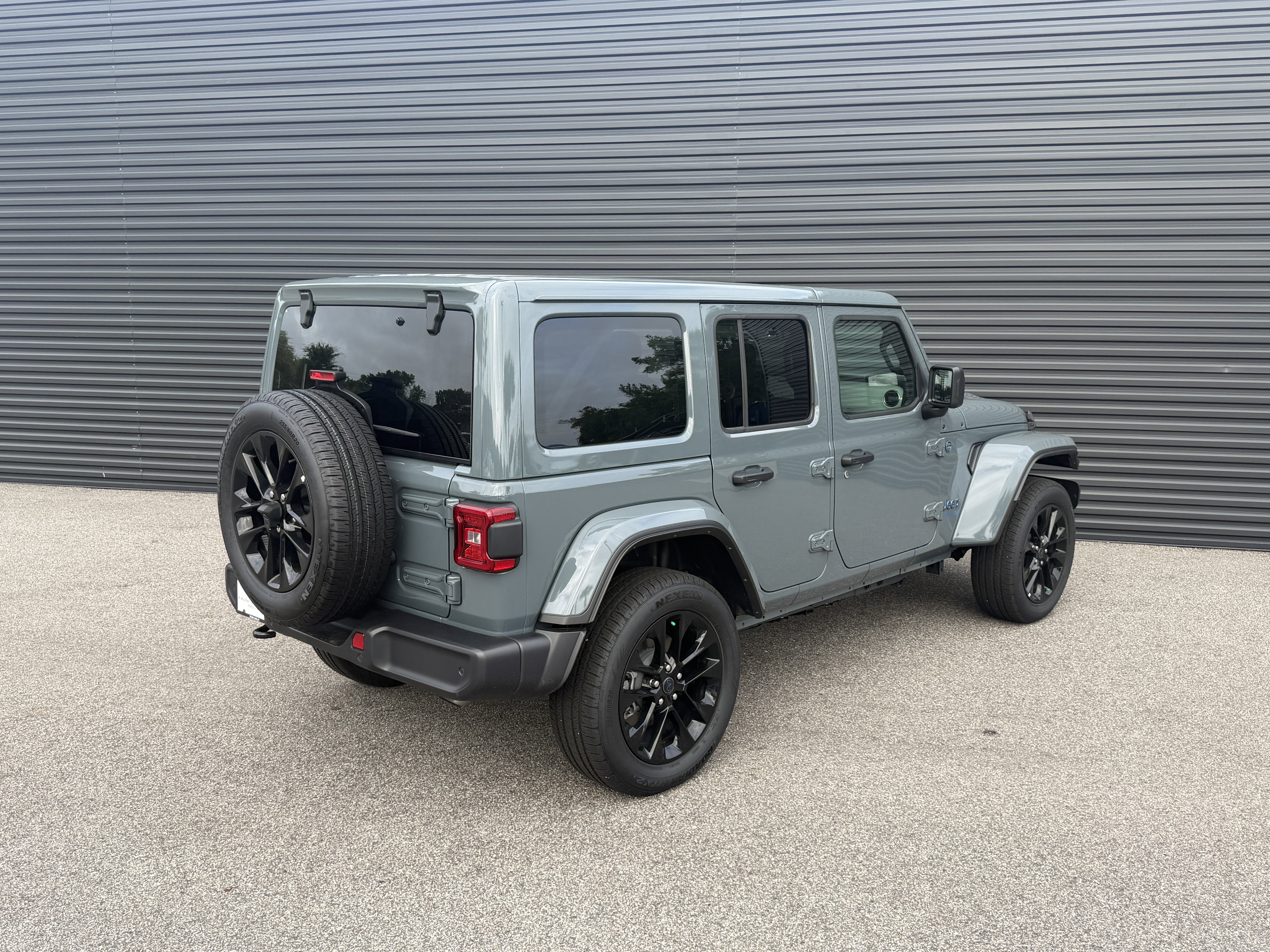 Used 2025 Jeep Wrangler Unlimited Sahara w/ Safety Group image 9