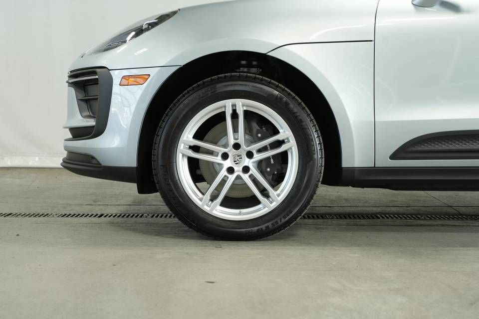 Certified 2025 Porsche Macan AWD/4WD image 42