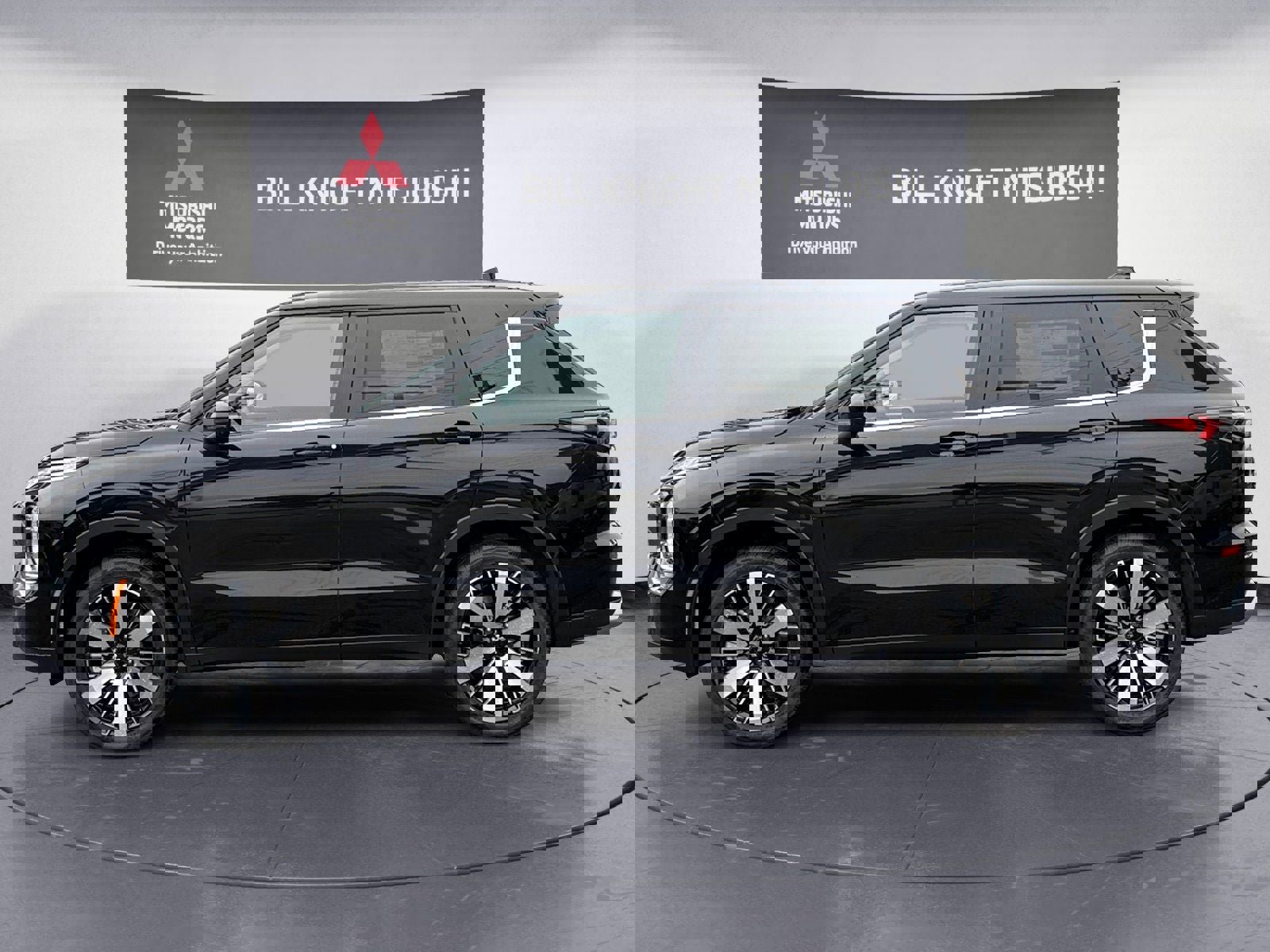 New 2025 Mitsubishi Outlander SE image 2
