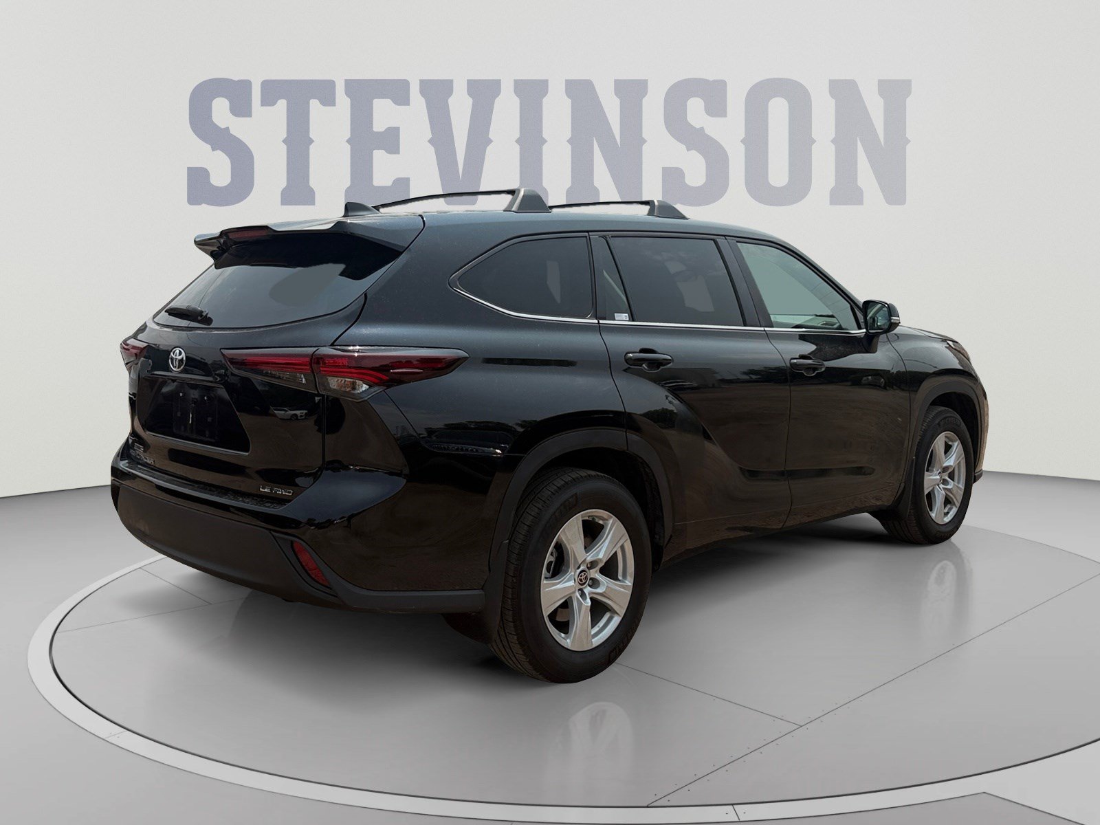 Used 2024 Toyota Highlander LE AWD/4WD image 5