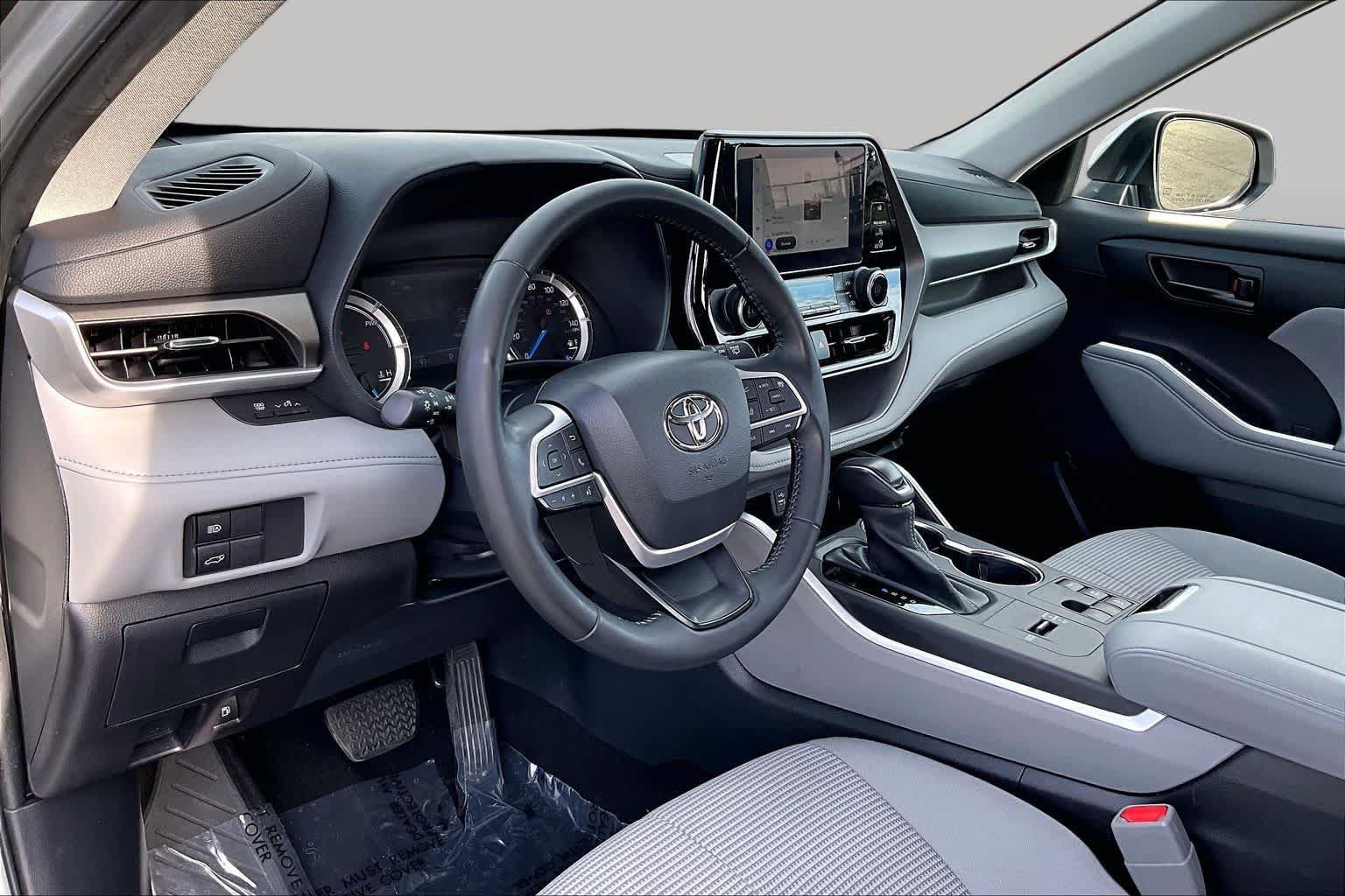 Used 2023 Toyota Highlander LE AWD/4WD image 18