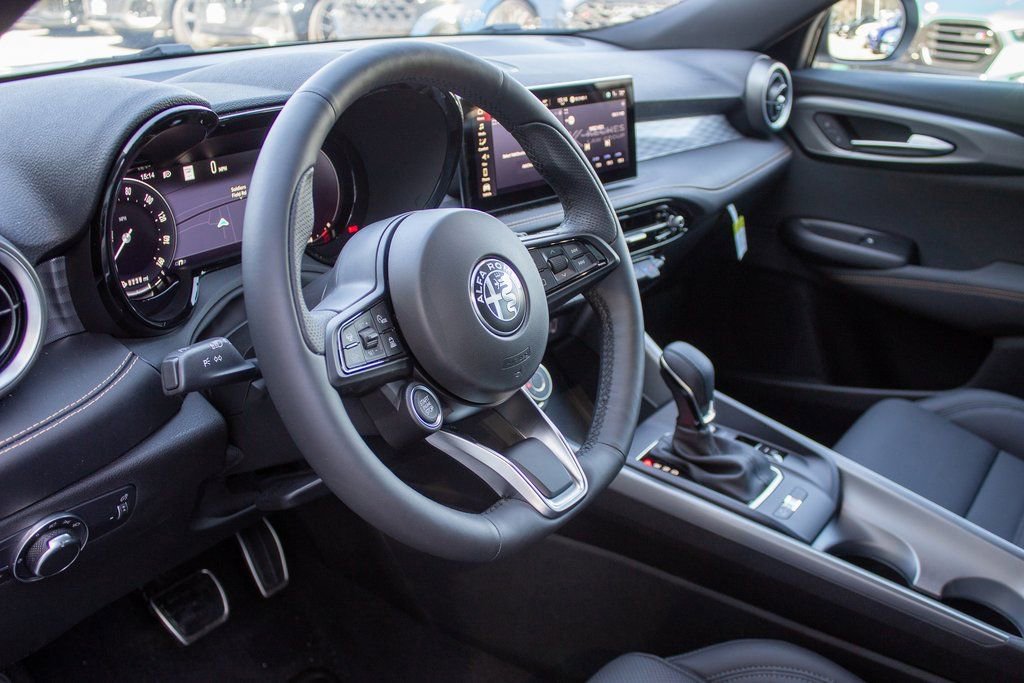 Used 2025 Alfa Romeo Tonale w/ Premium Package image 11