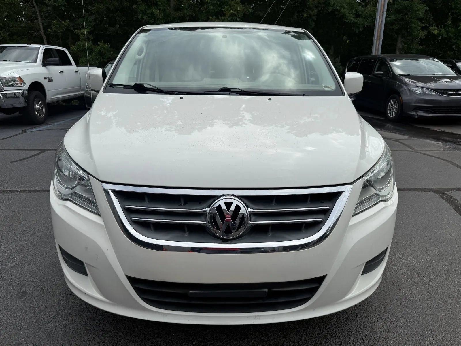 Used 2010 Volkswagen Routan SE FWD image 6