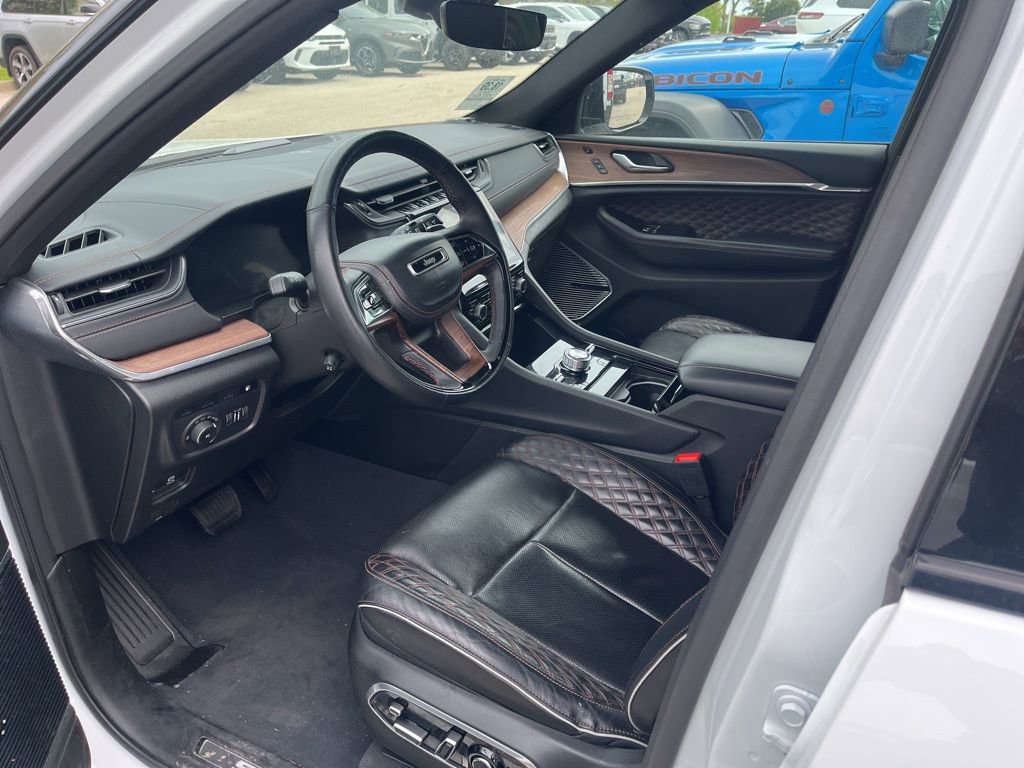 Used 2023 Jeep Grand Cherokee Summit AWD/4WD image 4