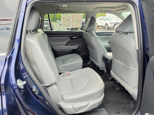 Used 2022 Toyota Highlander XLE AWD/4WD image 14