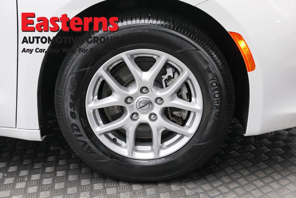 Used 2022 Chrysler Voyager LX image 29