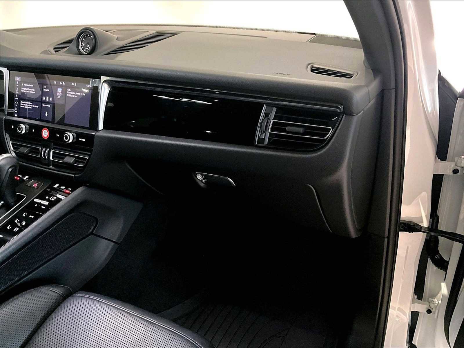 Used 2025 Porsche Macan image 23