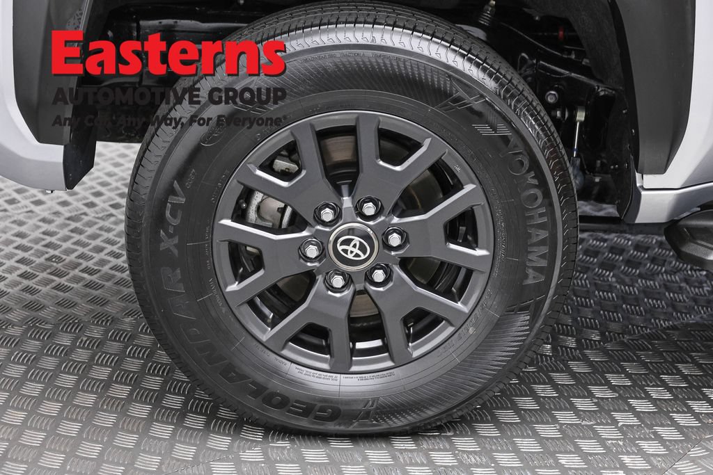 Used 2025 Toyota 4Runner SR5 AWD/4WD image 30