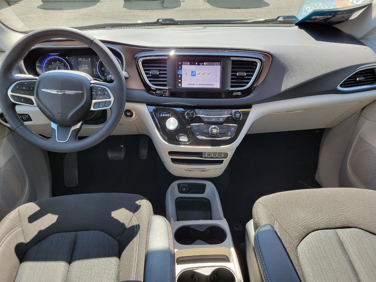 Used 2024 Chrysler Voyager LX image 4
