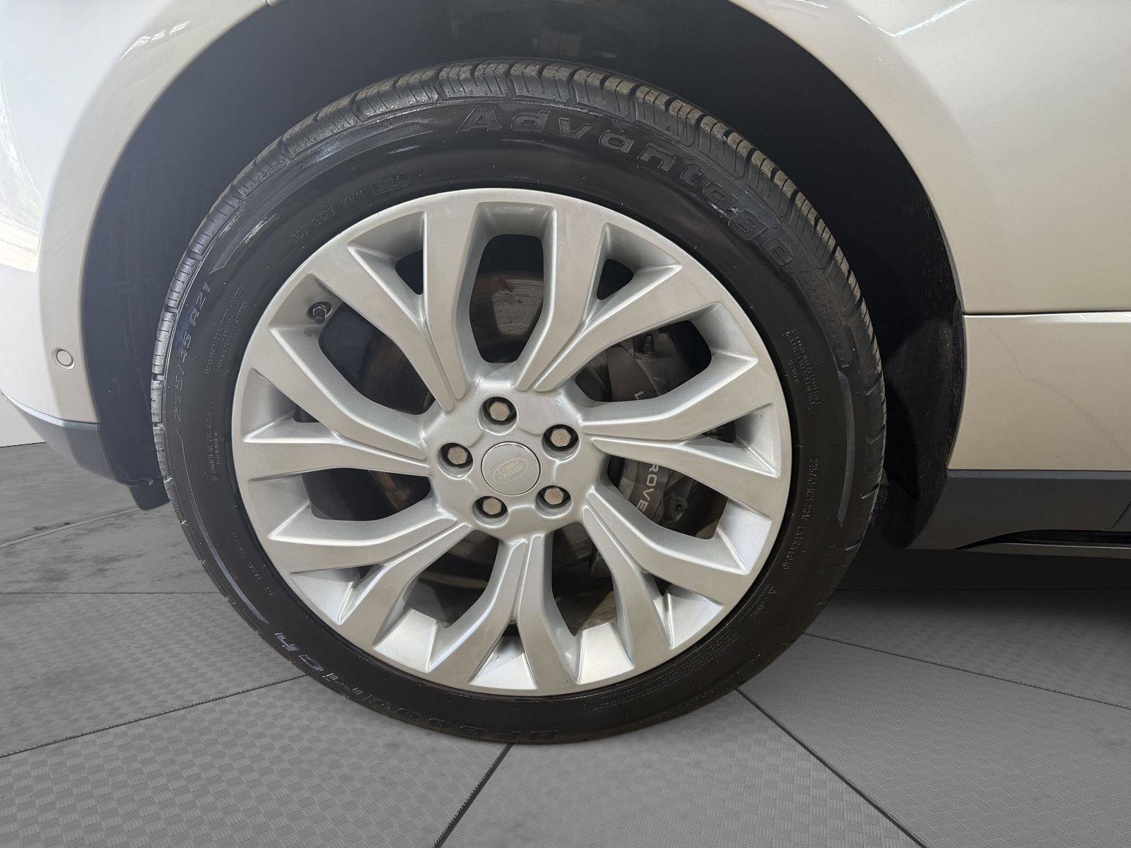 Used 2019 Land Rover Range Rover HSE image 4