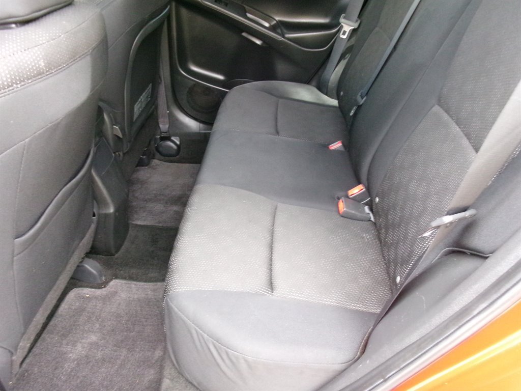Used 2009 Pontiac Vibe w/ Preferred Package FWD image 30
