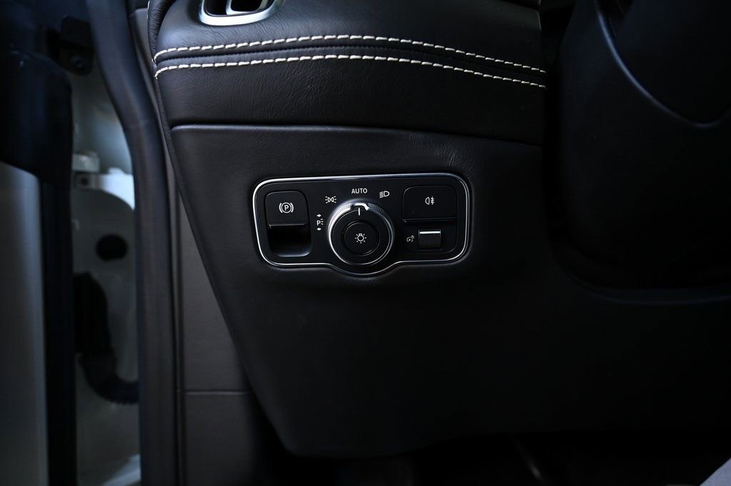 Used 2021 Aston Martin DBX image 16