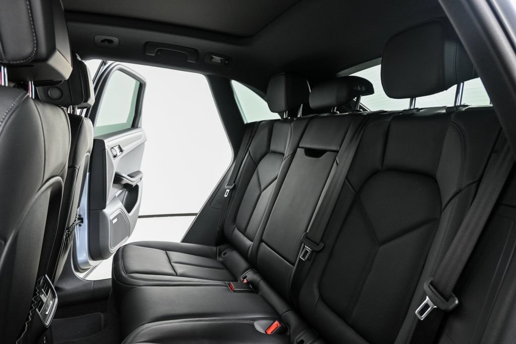 Certified 2026 Porsche Macan AWD/4WD image 21