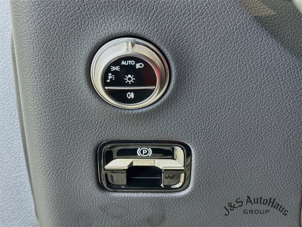 Used 2025 Mercedes-Benz GLC 300 4MATIC image 10