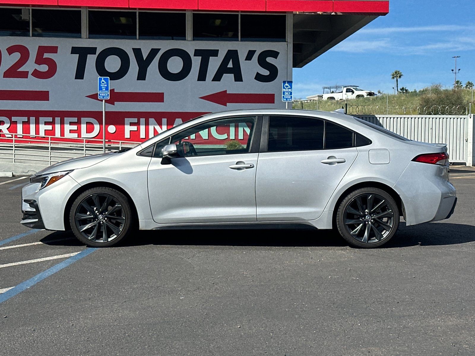Used 2025 Toyota Corolla SE image 2