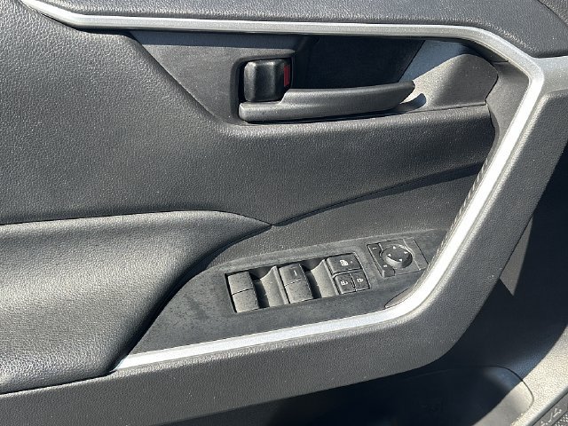 Used 2022 Toyota RAV4 LE FWD image 19