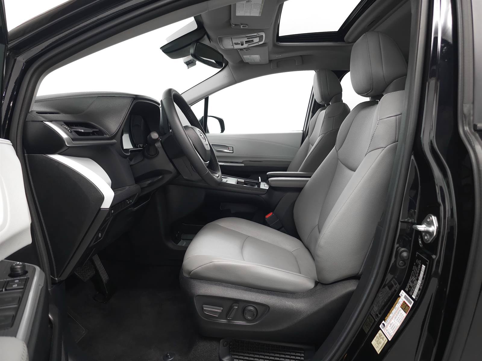 Certified 2026 Toyota Sienna XLE FWD image 4