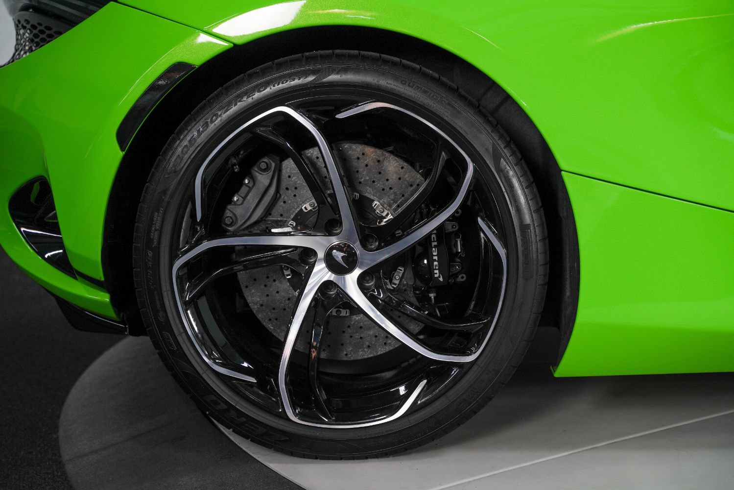 Used 2024 McLaren 750S Spider RWD image 25