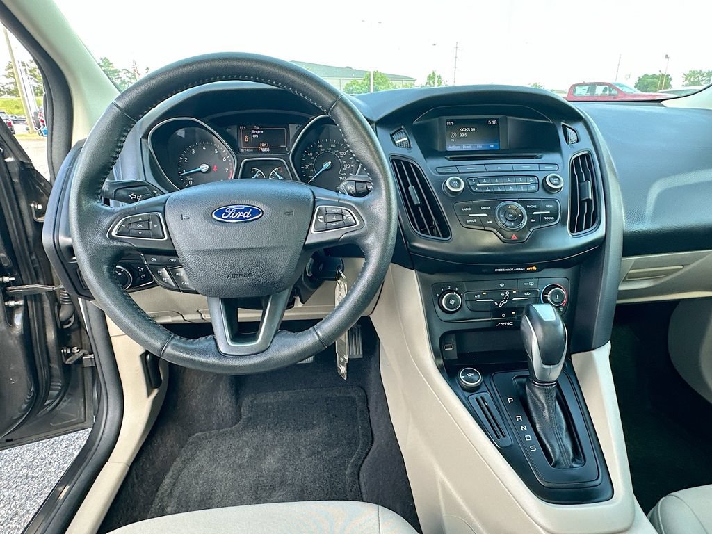 Used 2015 Ford Focus SE w/ SE Sport Package FWD image 19