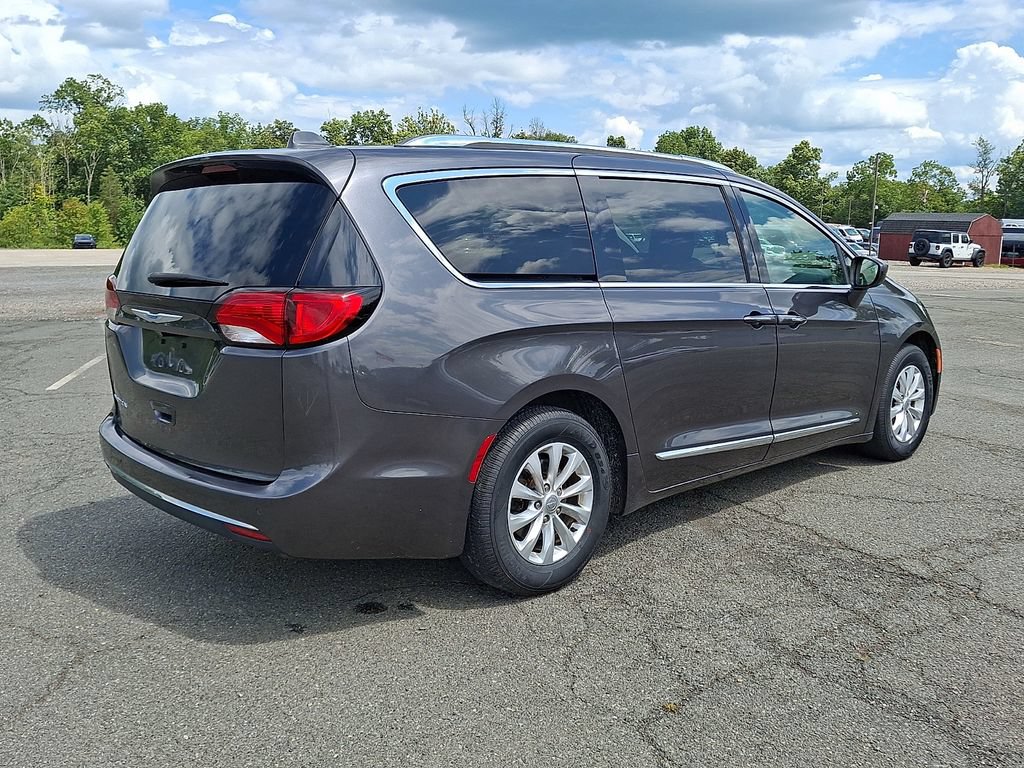 Used 2018 Chrysler Pacifica Touring-L FWD image 9