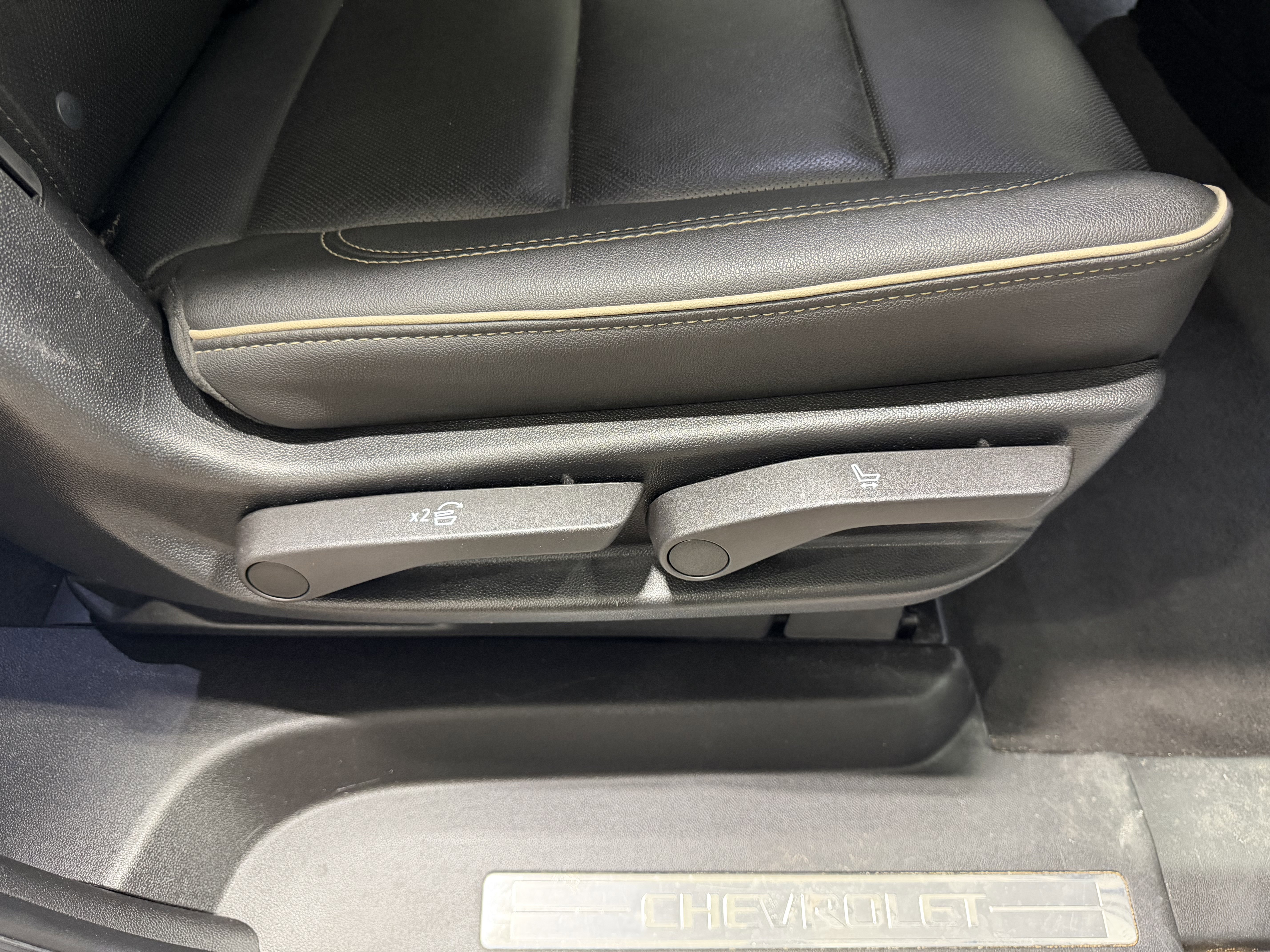 Used 2023 Chevrolet Suburban Premier AWD/4WD image 29