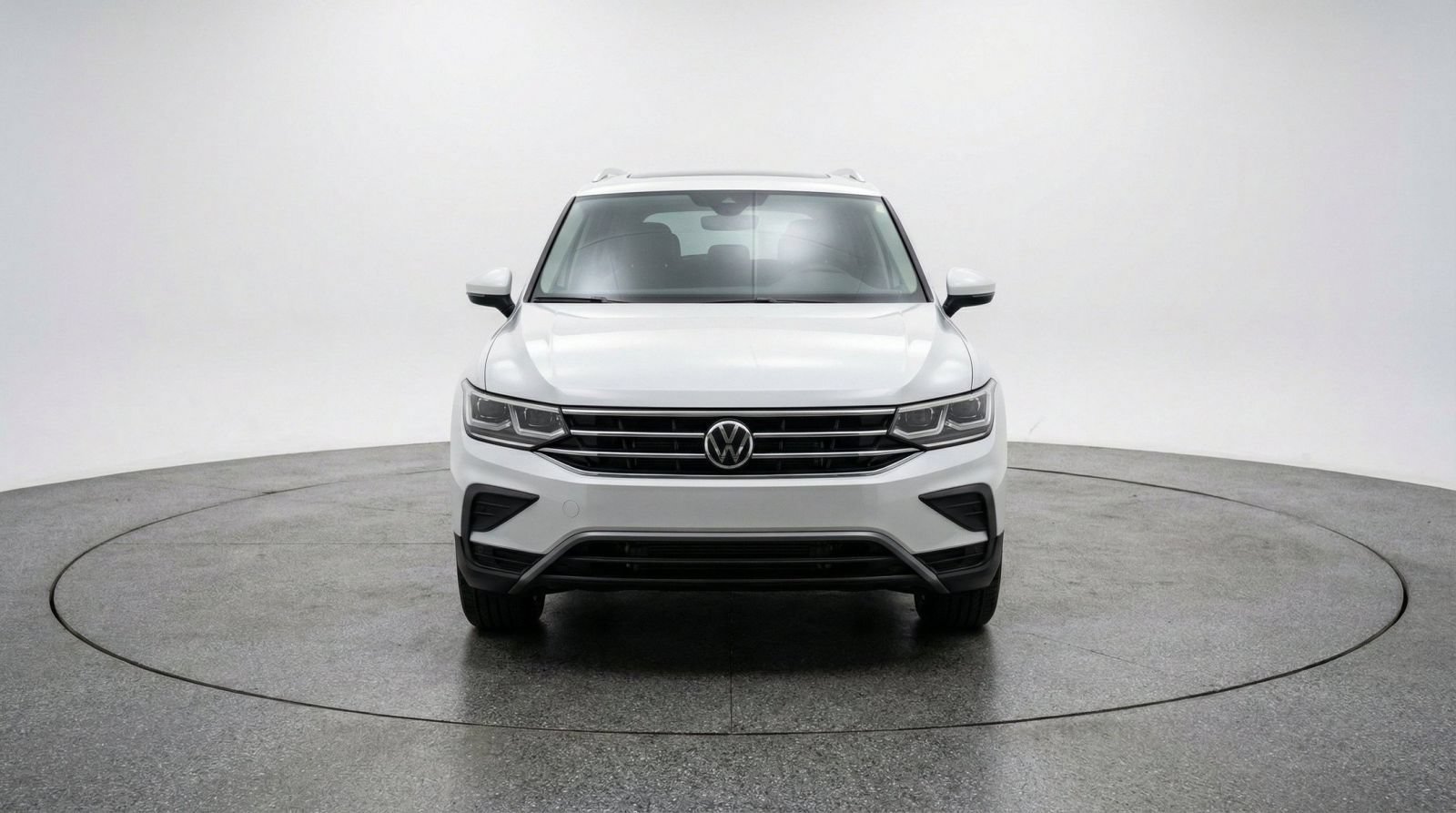Used 2026 Volkswagen Tiguan SE AWD/4WD image 2