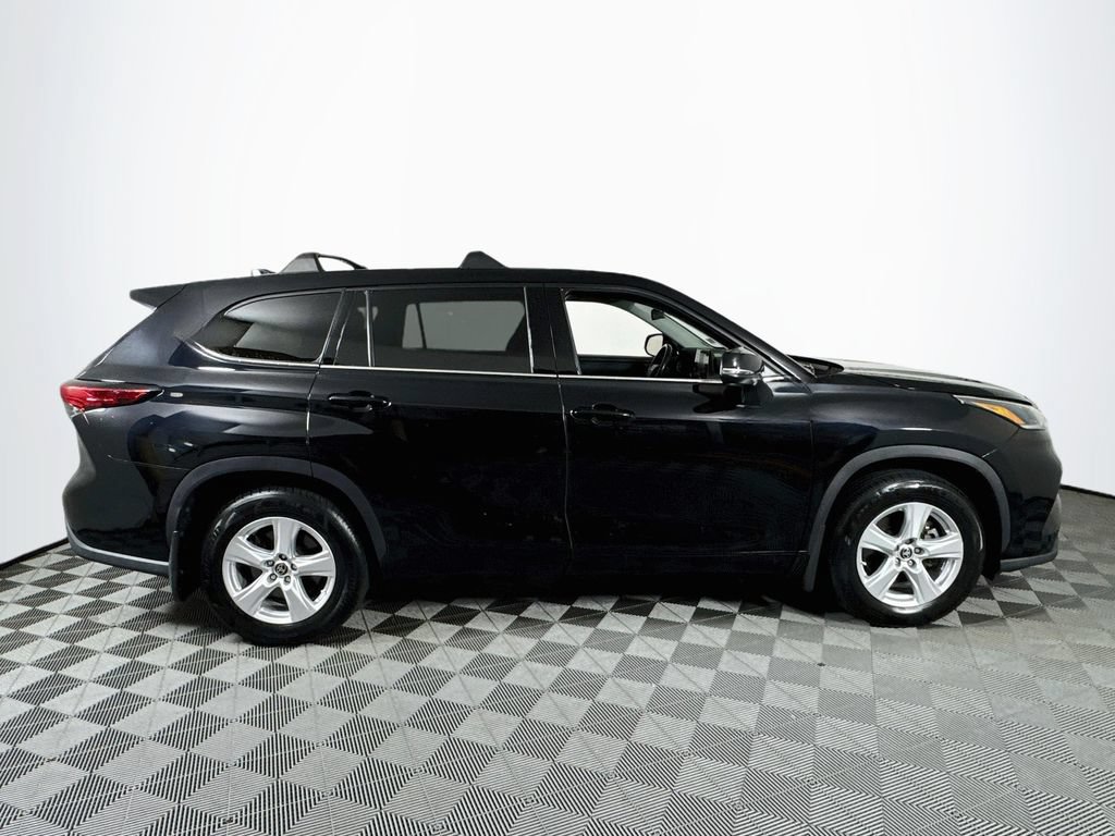 Used 2021 Toyota Highlander LE AWD/4WD image 8
