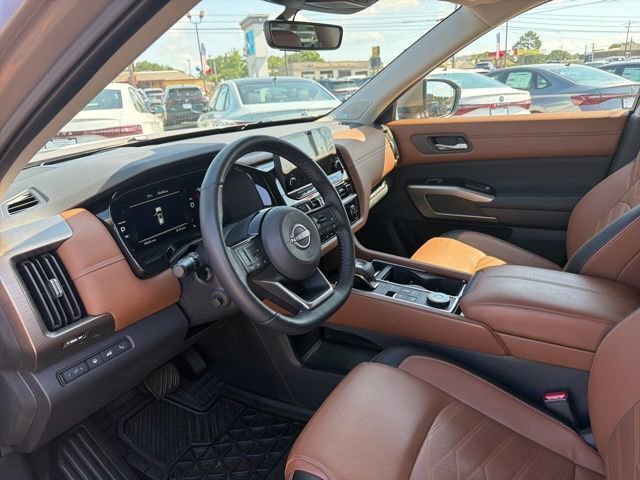Used 2024 Nissan Pathfinder Platinum w/ Black Appearance Package AWD/4WD image 9