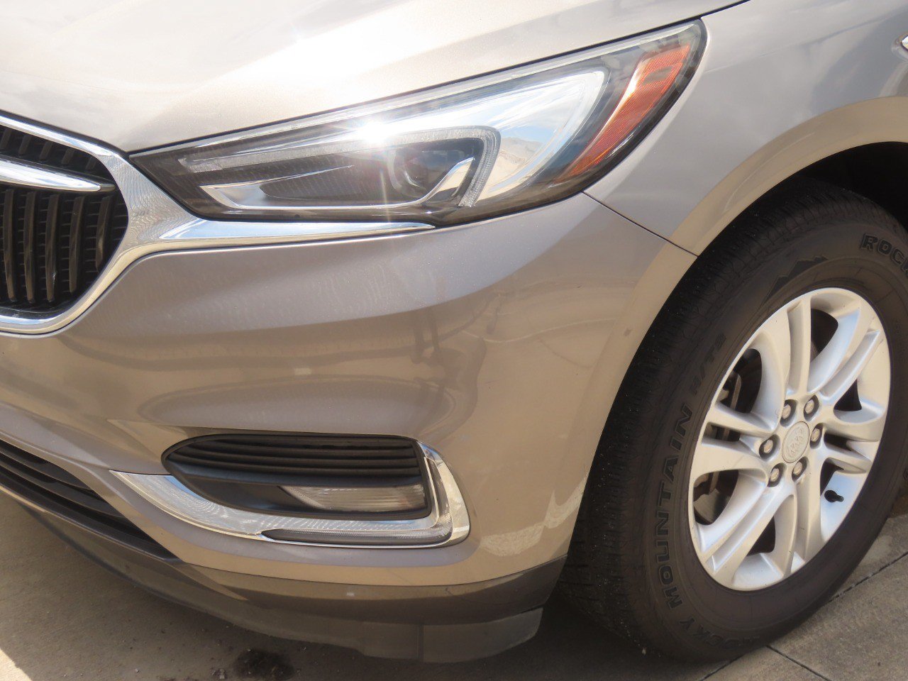 Used 2019 Buick Enclave Essence AWD/4WD image 3