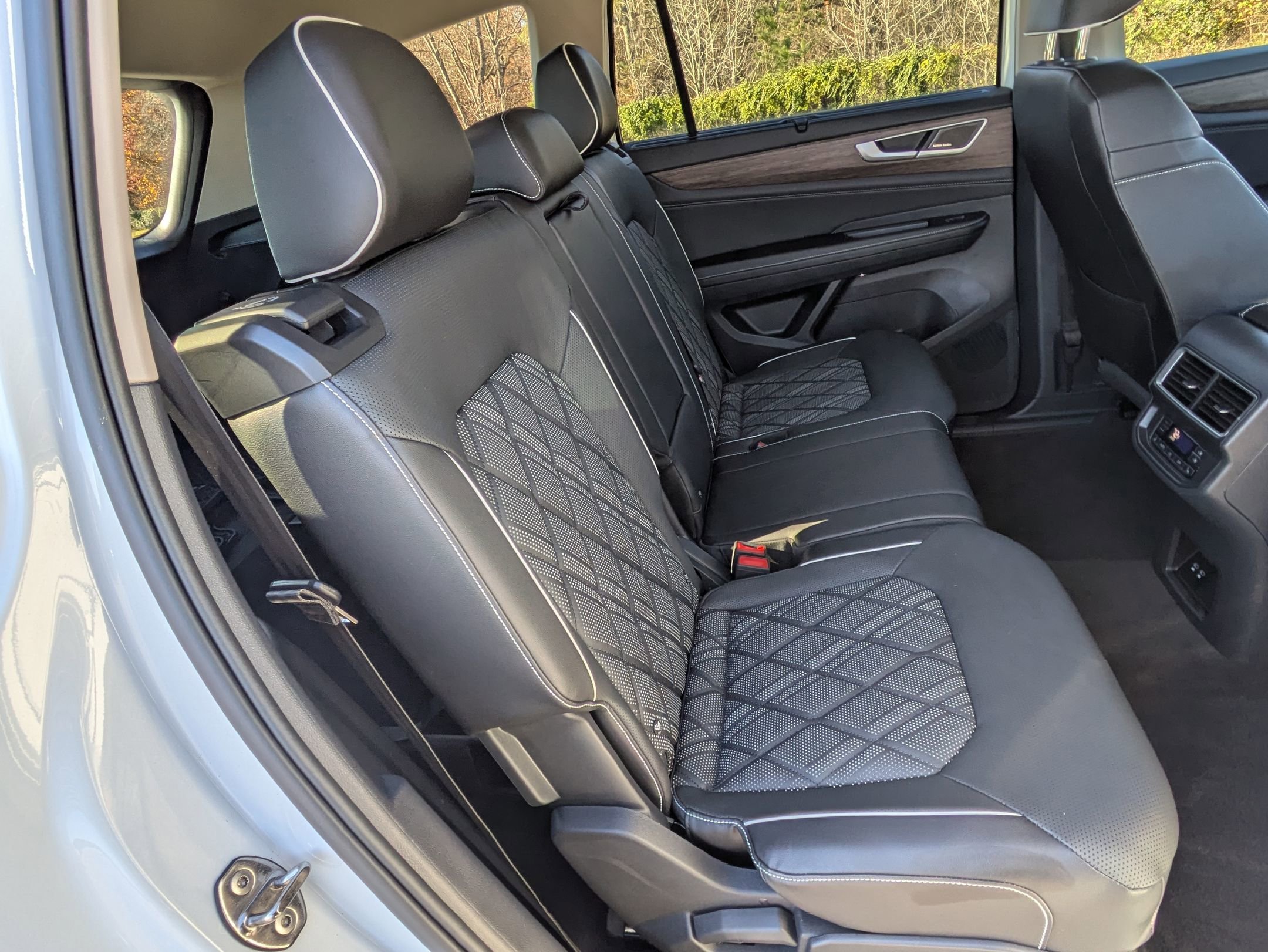 Used 2024 Volkswagen Atlas SEL Premium R-Line image 28