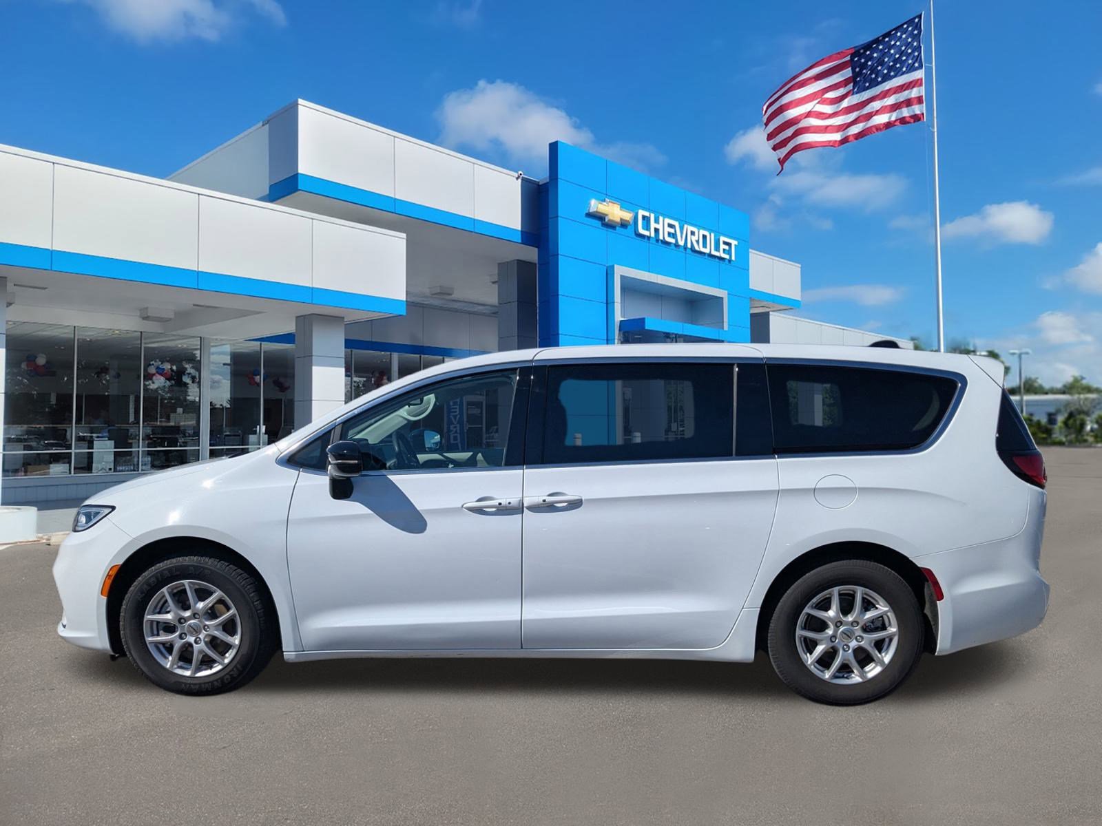 Used 2024 Chrysler Pacifica Touring-L image 7