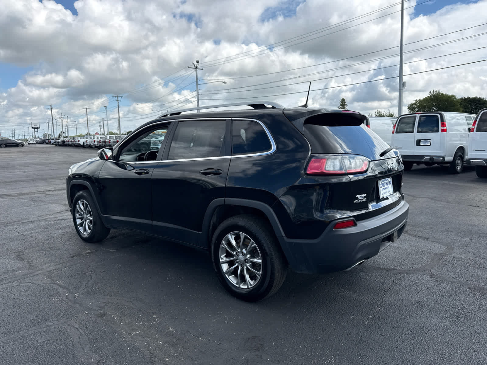 Used 2019 Jeep Cherokee Latitude Plus w/ Cold Weather Group AWD/4WD image 3