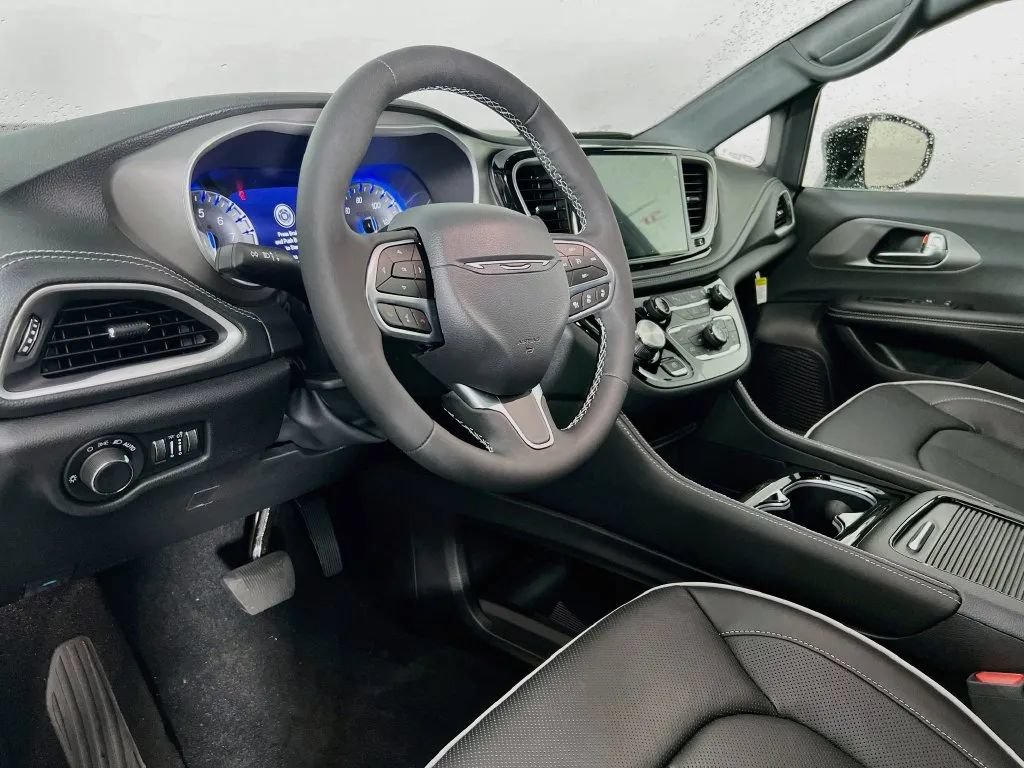 New 2027 Chrysler Pacifica Limited FWD image 10