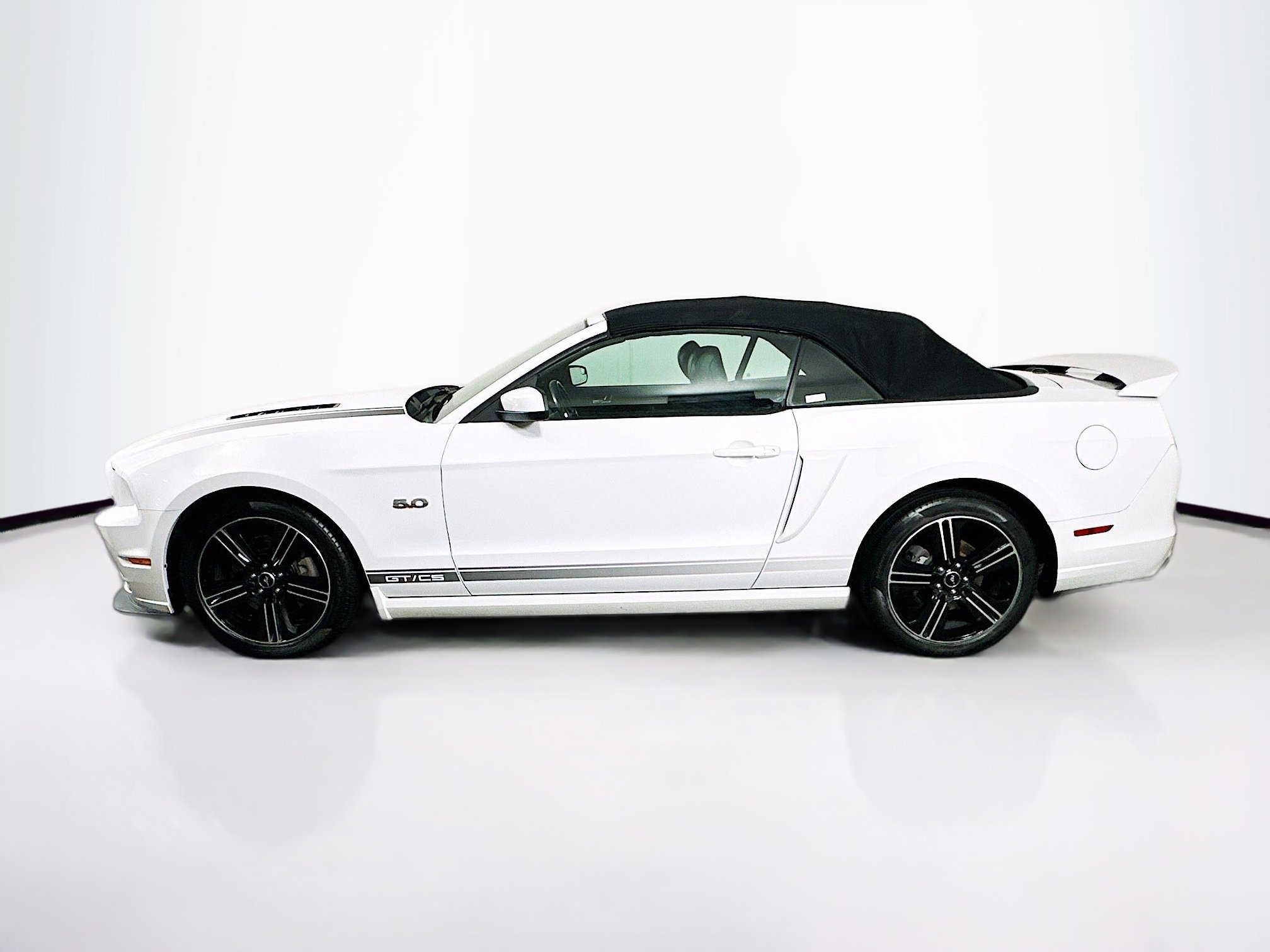 Used 2014 Ford Mustang GT Premium w/ Equipment Group 402A RWD image 4