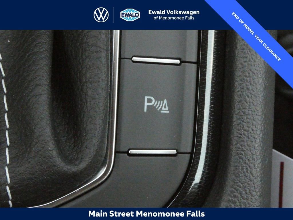 Certified 2025 Volkswagen Taos SE image 17