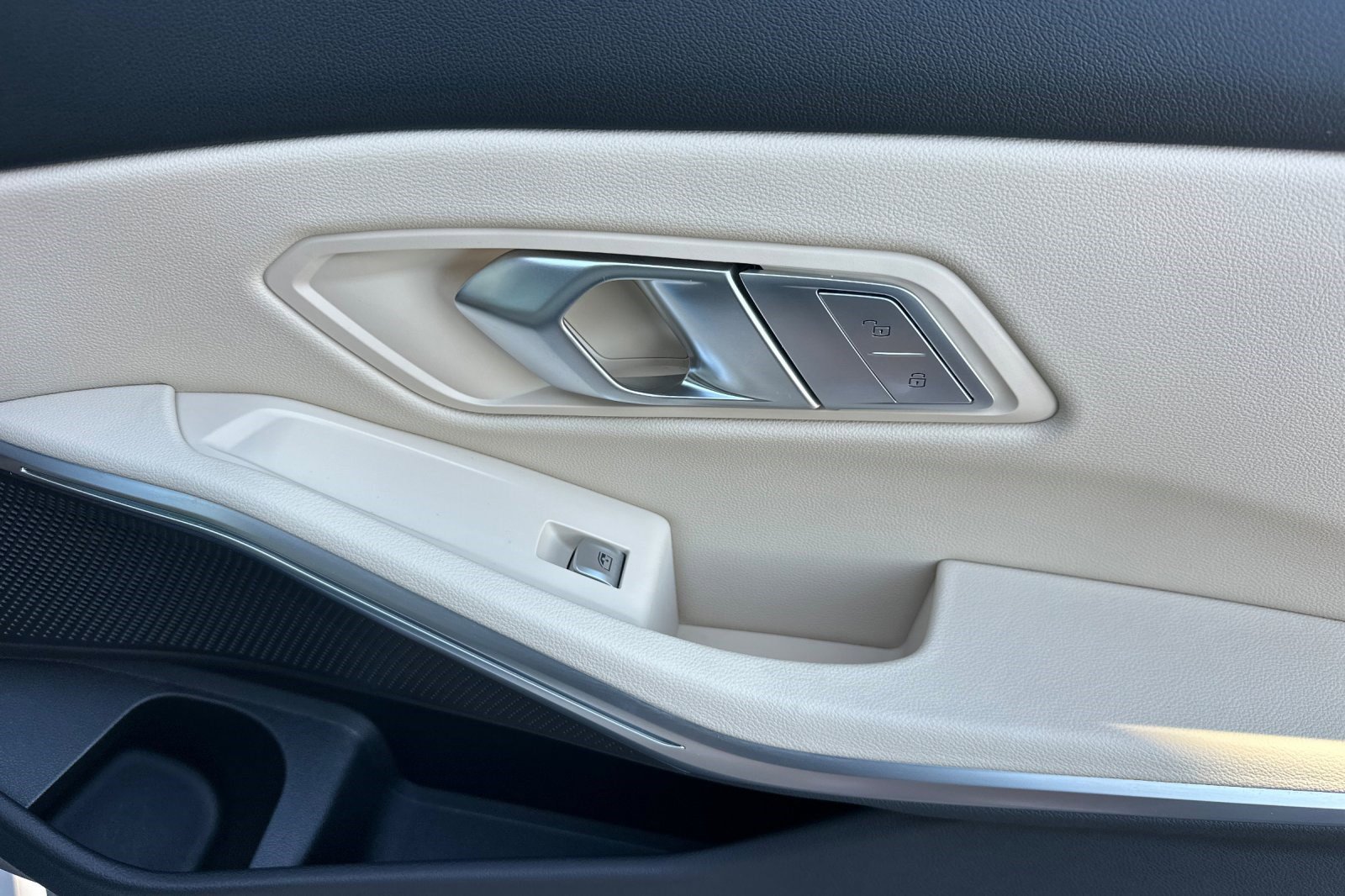 Used 2025 BMW 330i Sedan w/ Premium Package image 21