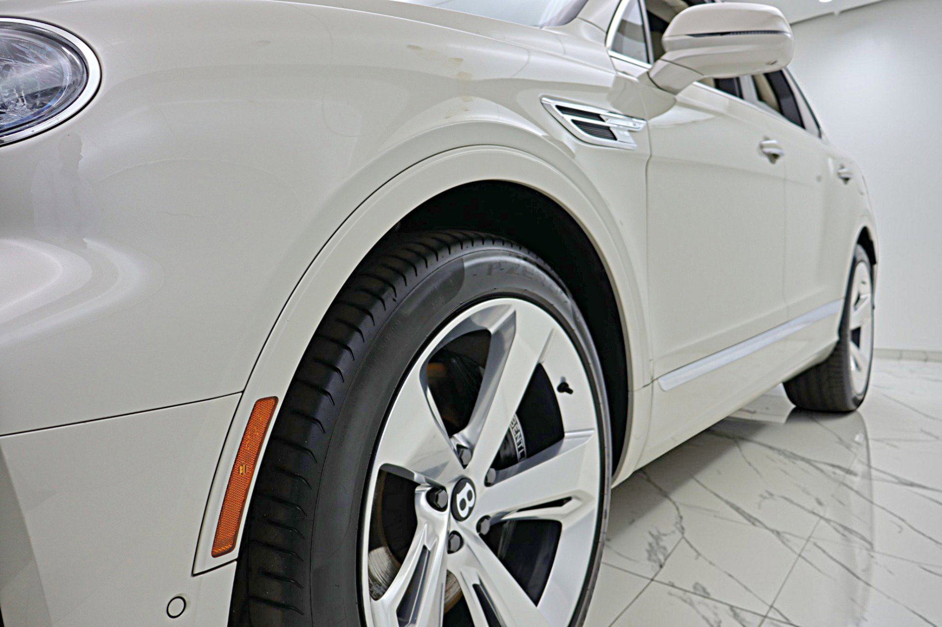 Used 2024 Bentley Bentayga Plug-In Hybrid image 18