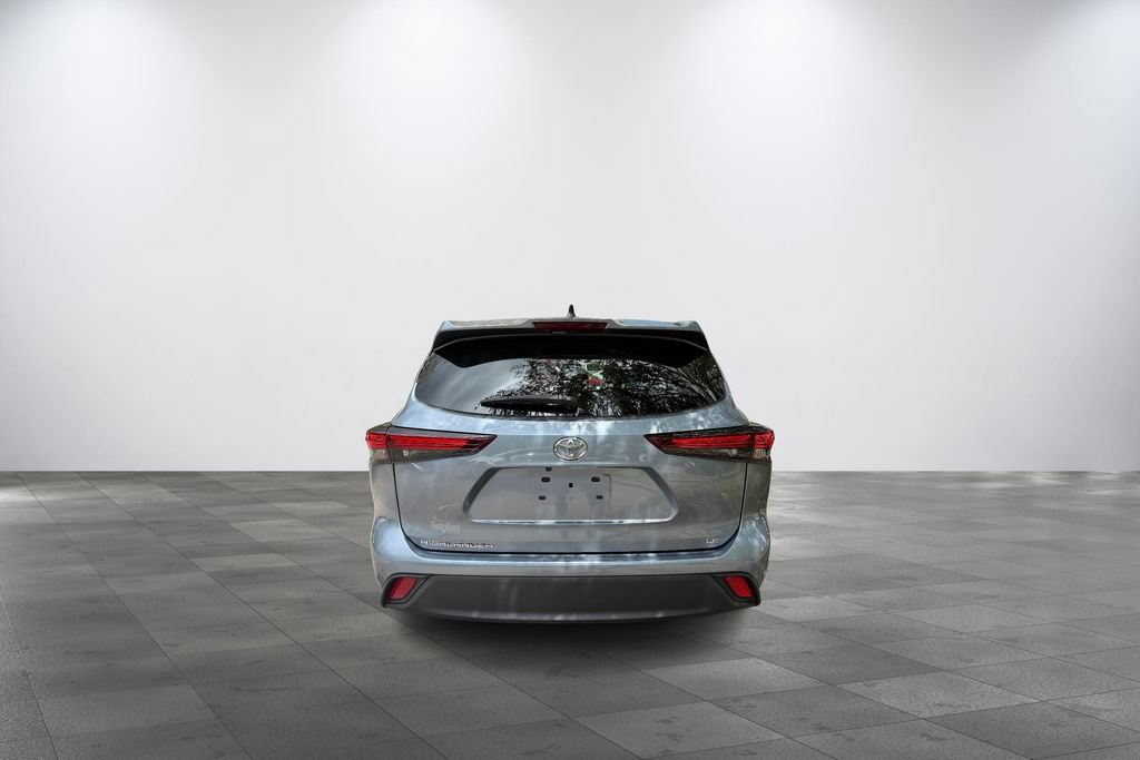 Used 2024 Toyota Highlander LE FWD image 5
