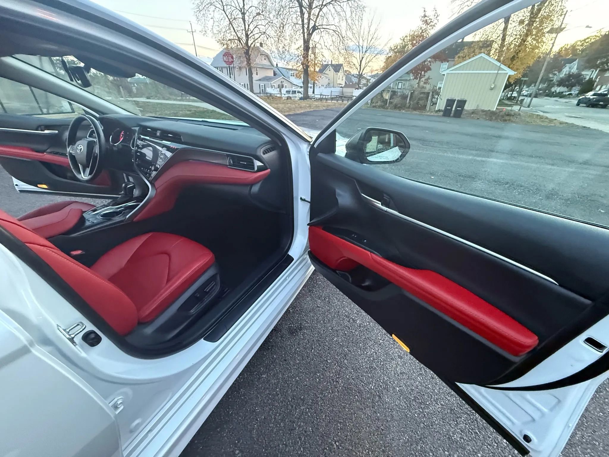 Used 2020 Toyota Camry XSE image 32