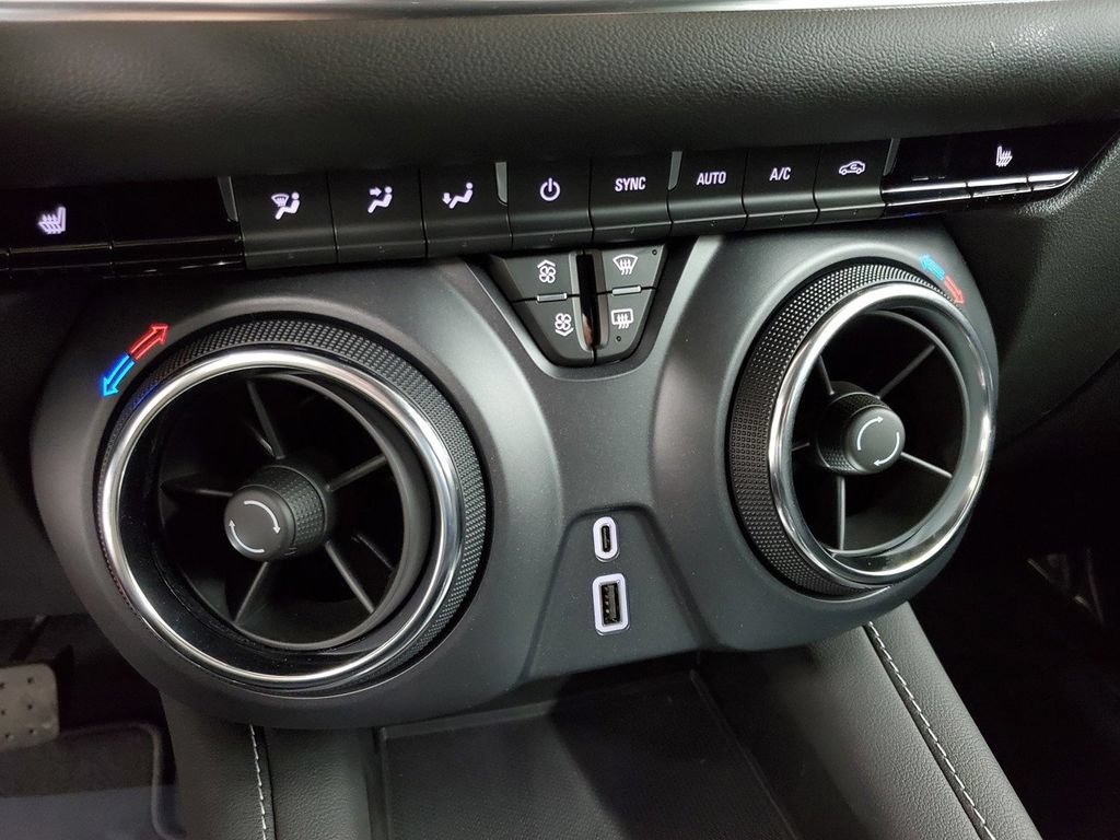 Used 2025 Chevrolet Blazer LT FWD image 18